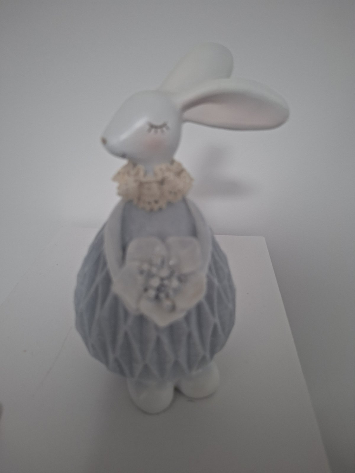 Декоративна статуетка зайка з квіткою, 831-845